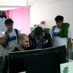 Alunos interagindo com a equipe.